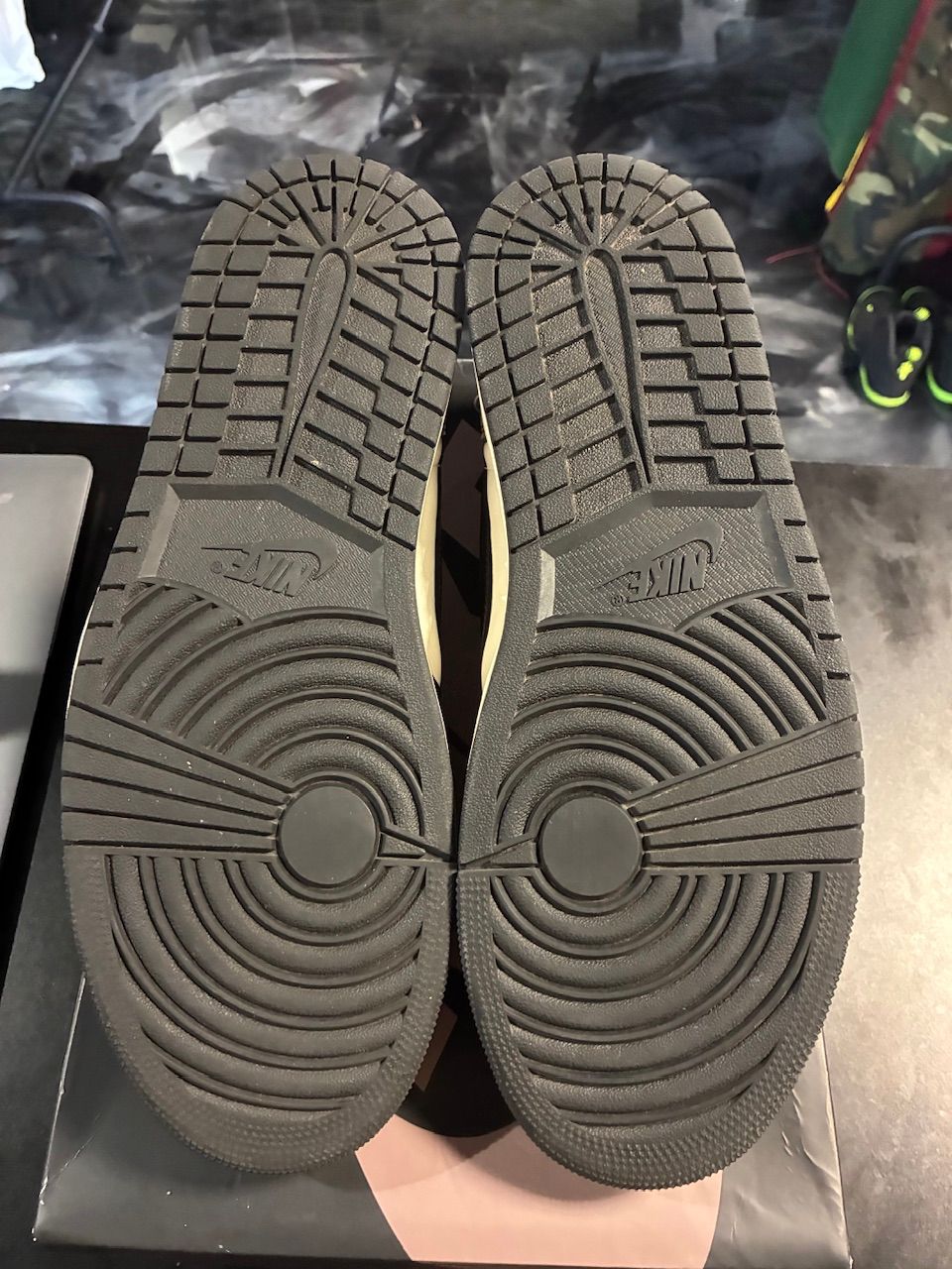 Jordan 1 Retro Low OG Mocha - Used/Worn