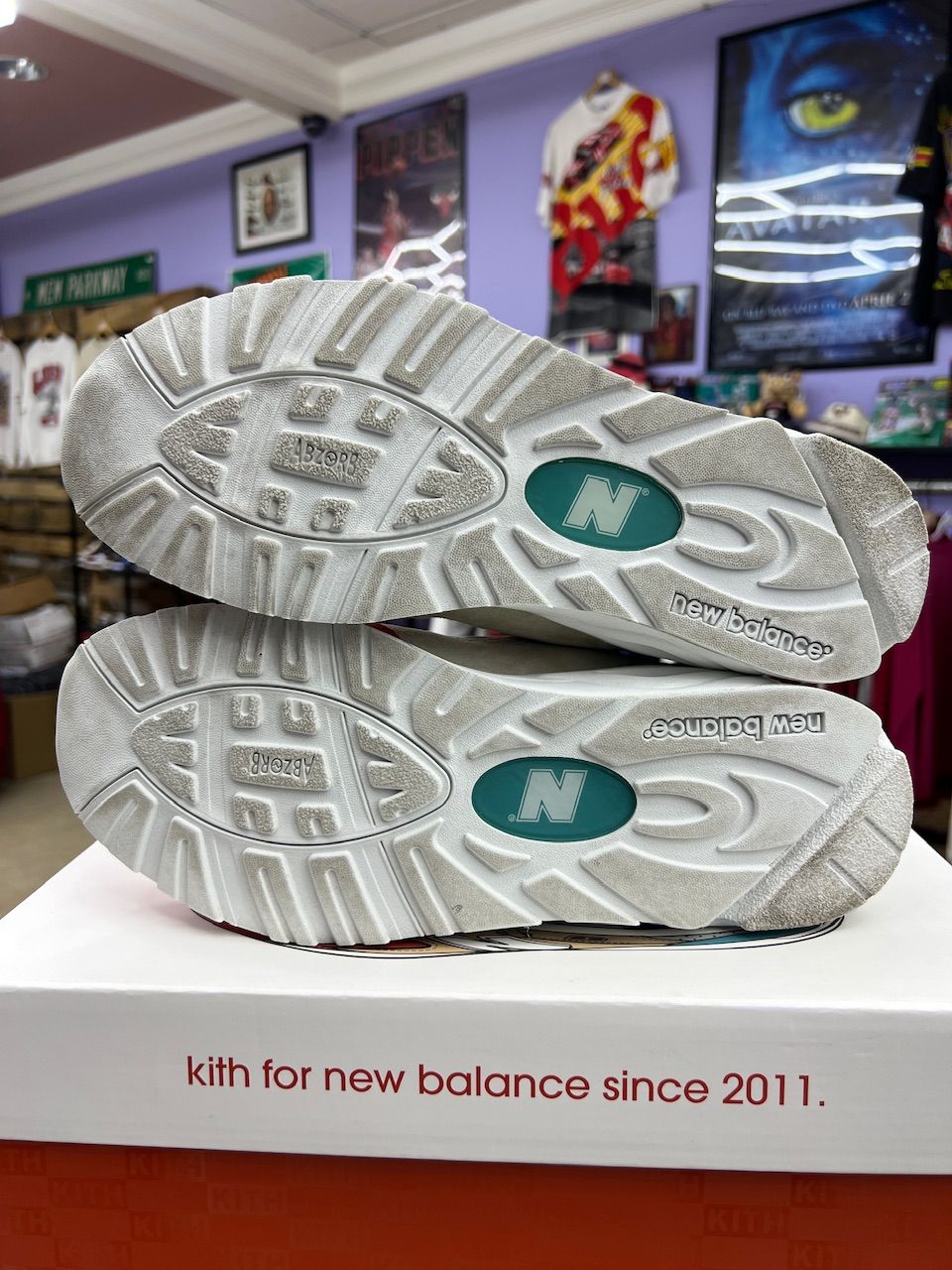 New Balance 990v2 Kith Cyclades (with Socks) - Used/Worn