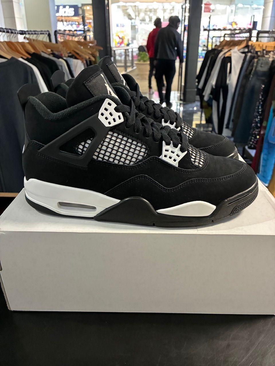 Jordan 4 Retro White Thunder - Used/Worn