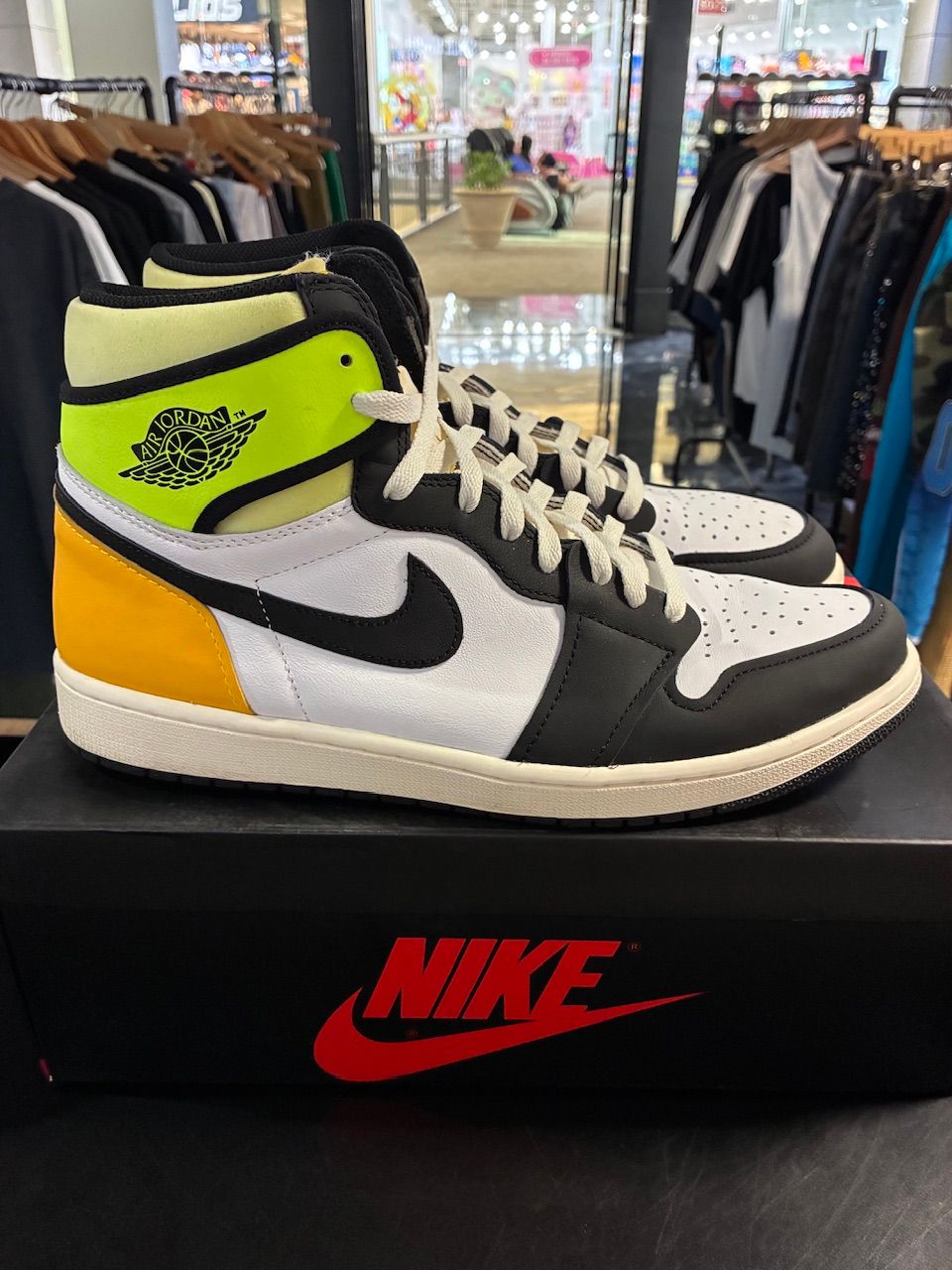 Jordan 1 Retro High White Black Volt University Gold - Used/Worn