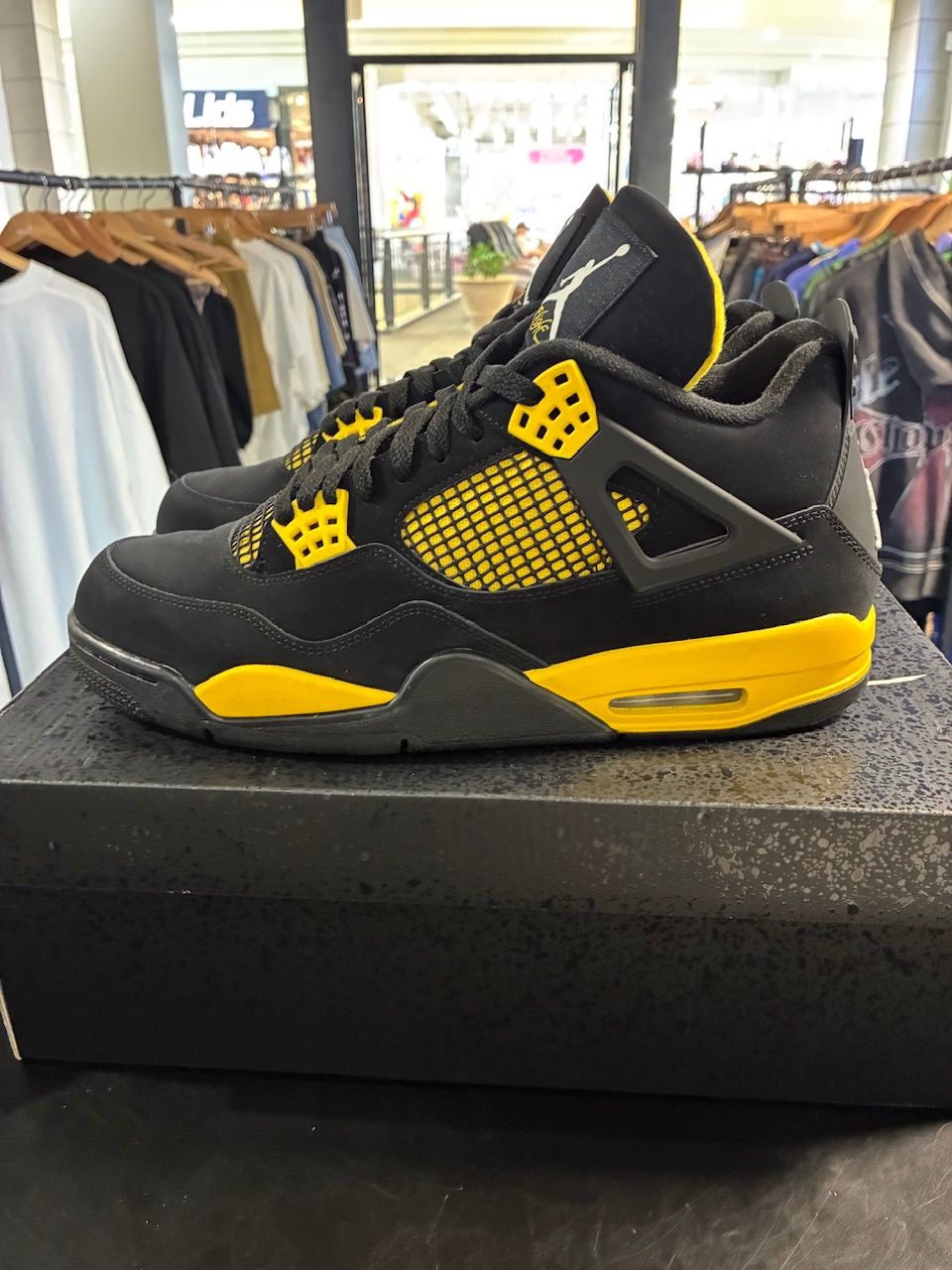 Jordan 4 Retro Thunder (2023) - Used/Worn