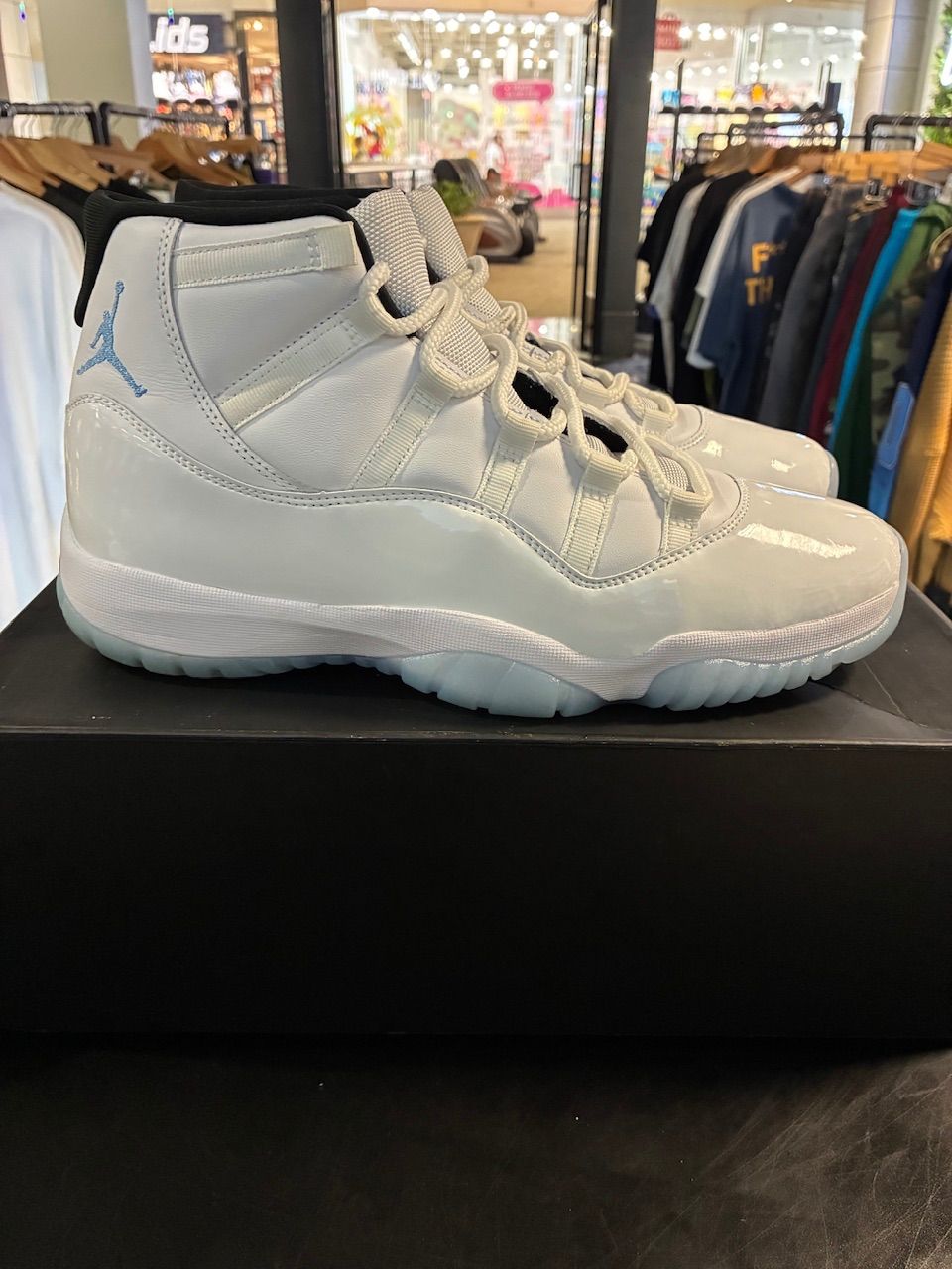 Jordan 11 Retro Legend Blue (2024) - Used/Rep Box