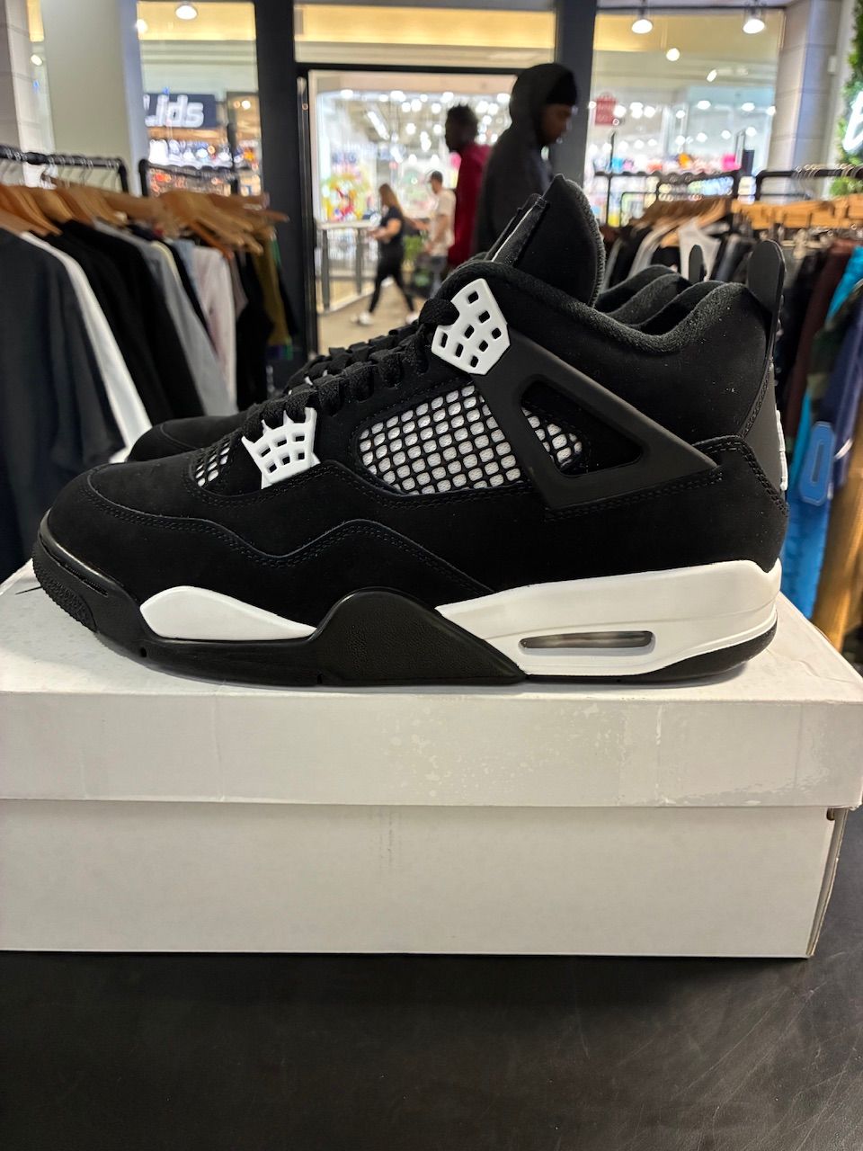 Jordan 4 Retro White Thunder - Used/Worn