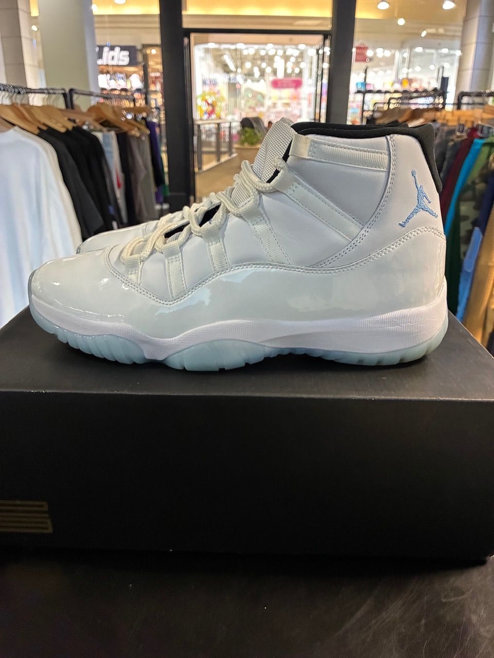 Jordan 11 Retro Legend Blue (2024) - Used/Rep Box