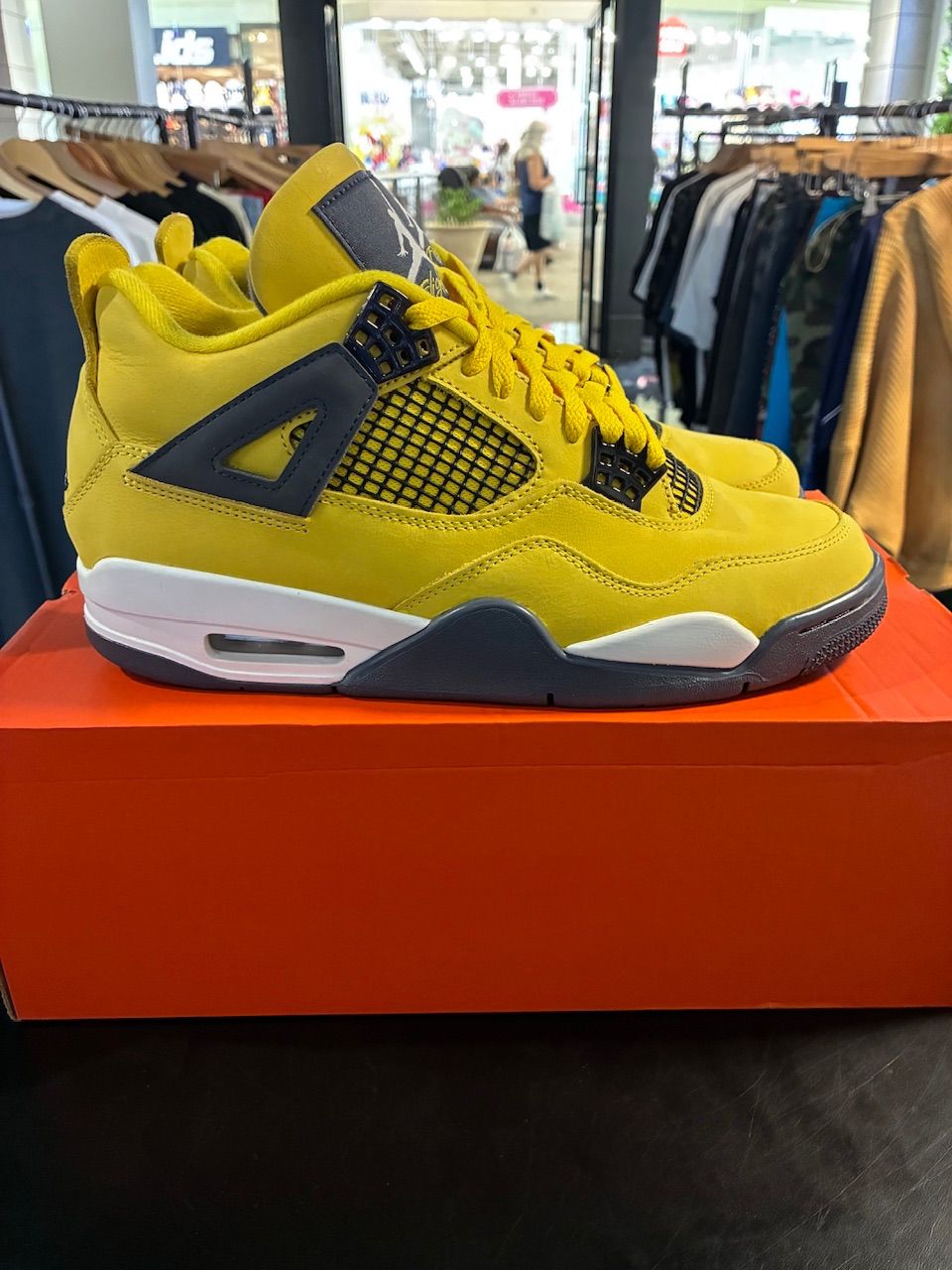 Jordan 4 Retro Lightning (2021) - Used/Rep Box