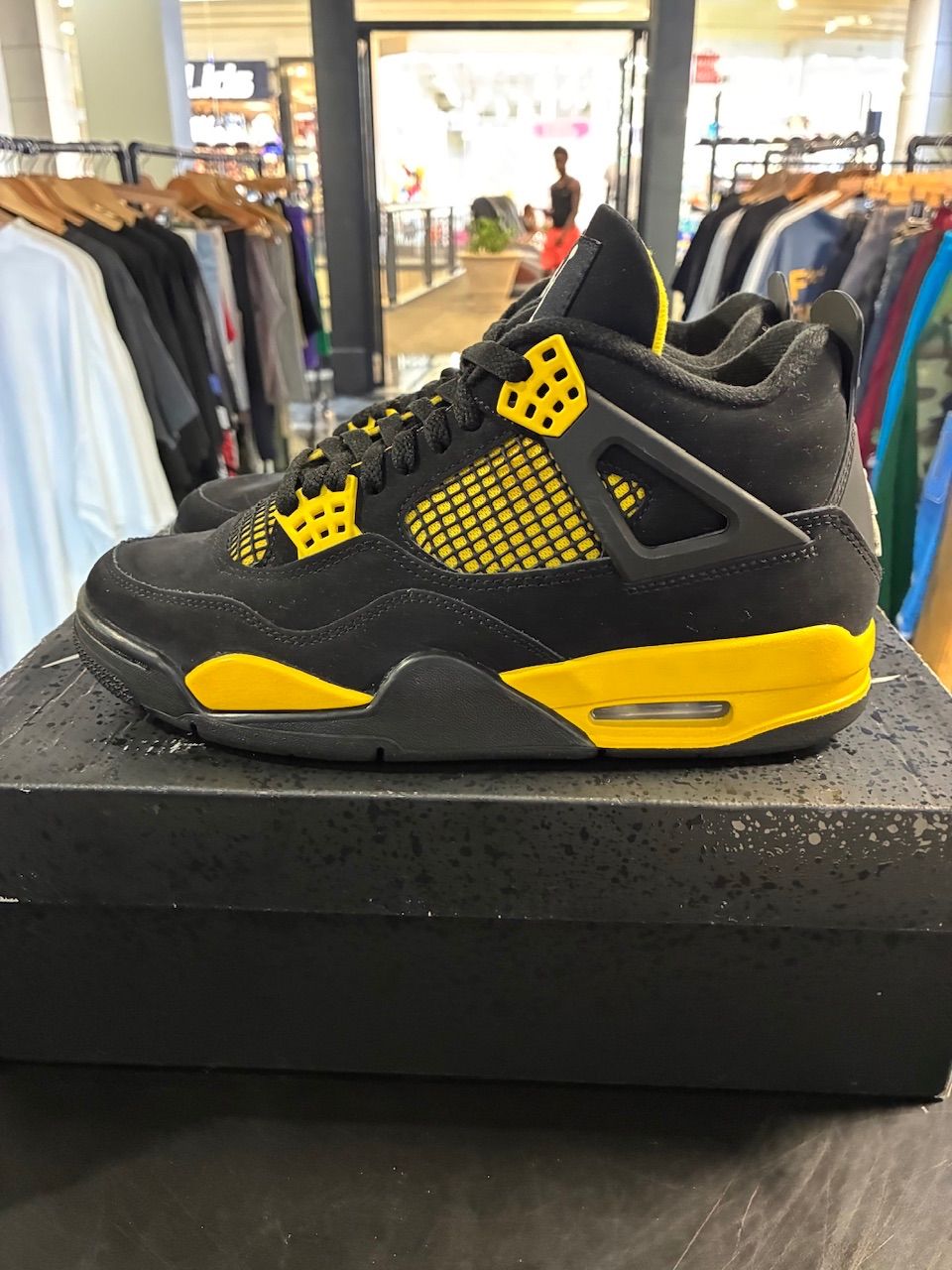 Jordan 4 Retro Thunder (2023) - Used/Worn