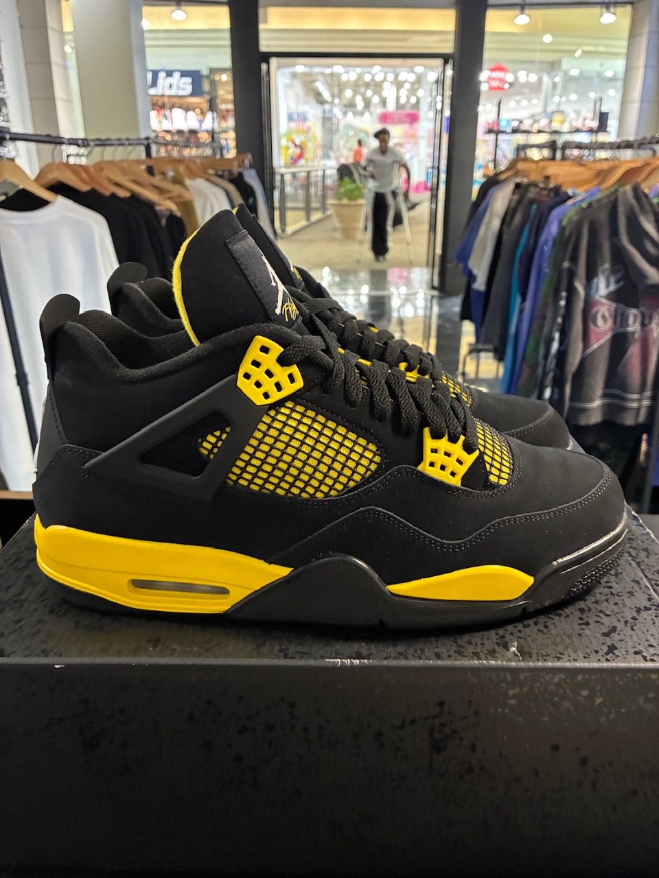 Jordan 4 Retro Thunder (2023) - Used/Worn