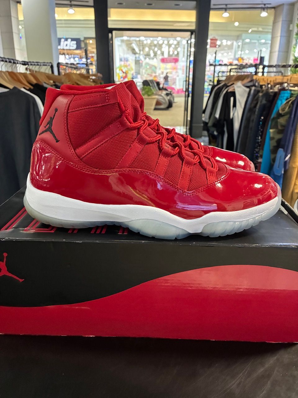 Jordan 11 Retro Win Like 96 - Used/Worn