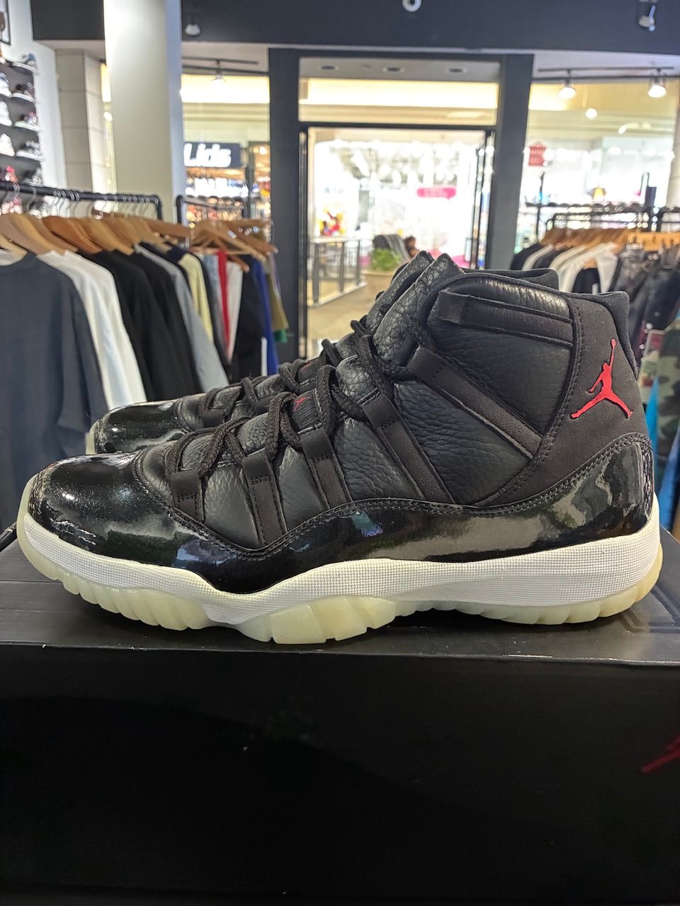 Jordan 11 Retro 72-10 - Like New