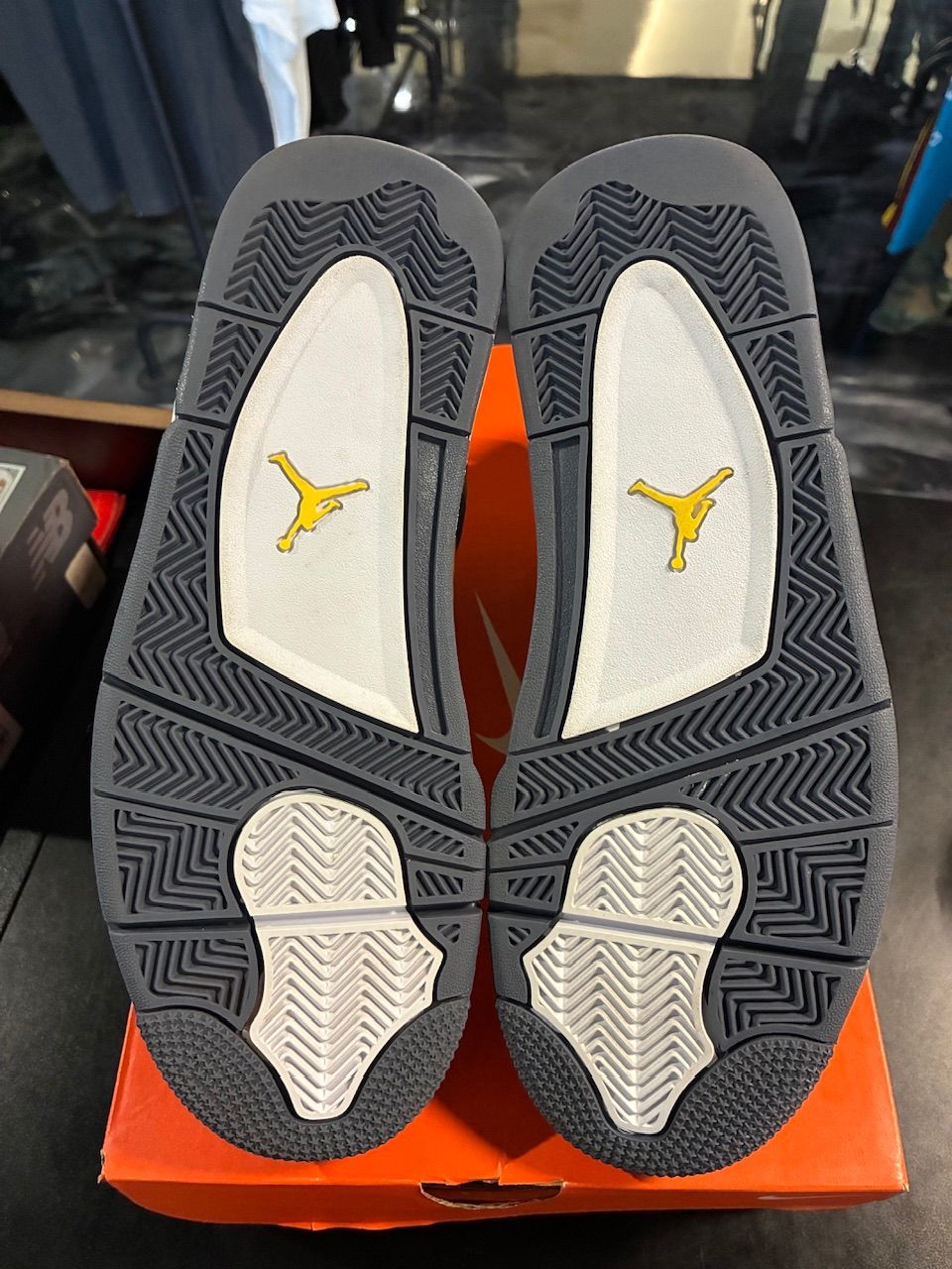 Jordan 4 Retro Lightning (2021) - Used/Rep Box