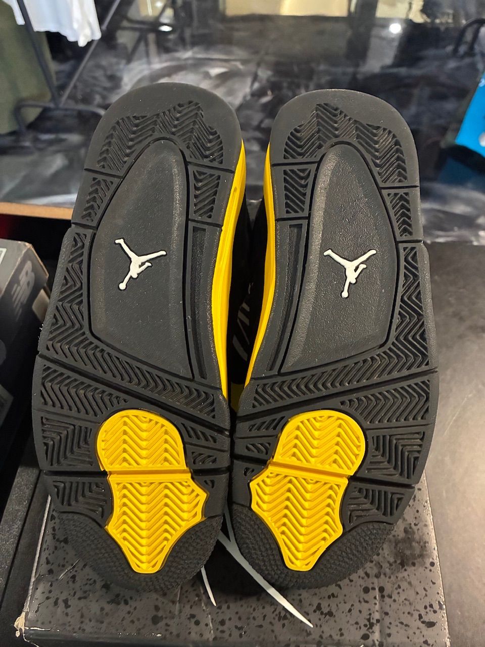 Jordan 4 Retro Thunder (2023) (GS) - Used/Worn