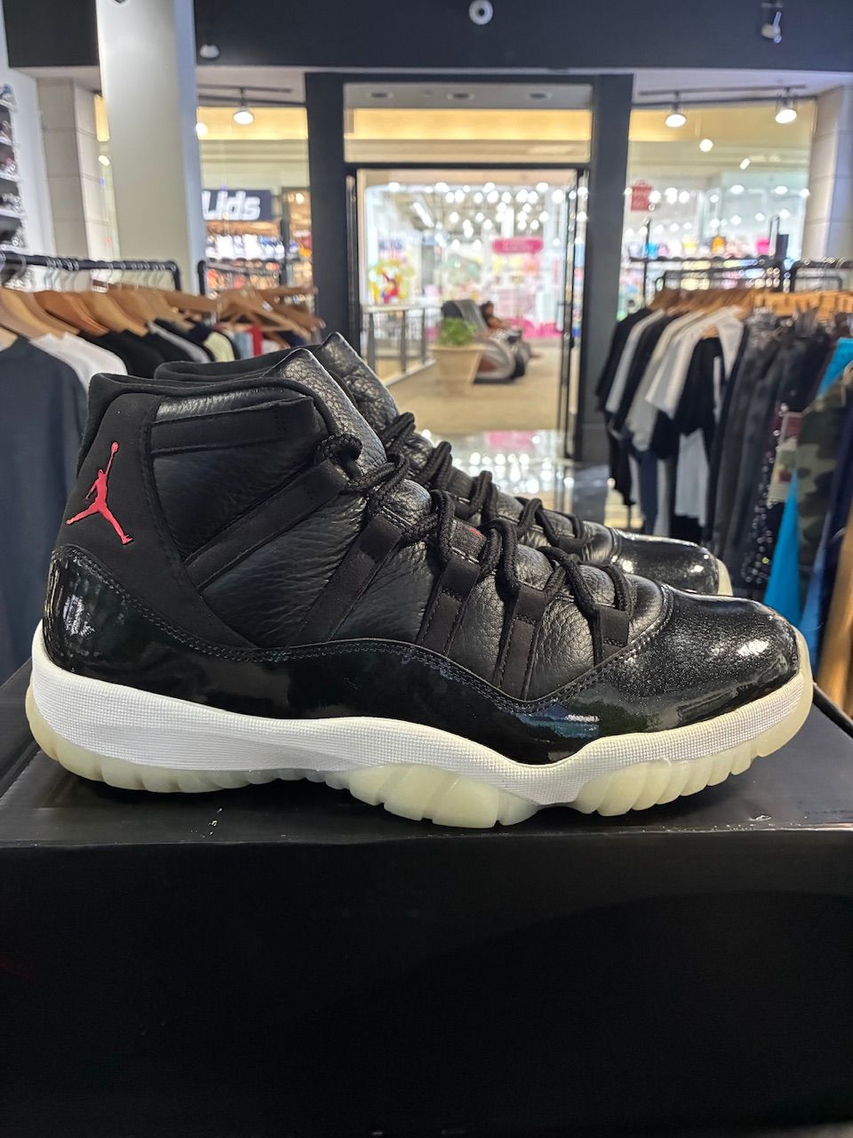Jordan 11 Retro 72-10 - Like New