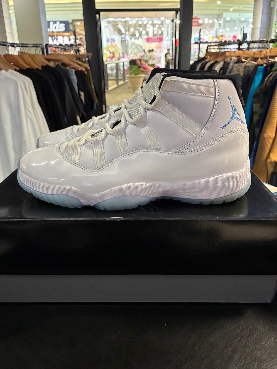 Jordan 11 Retro Legend Blue (2024) - Used/Worn