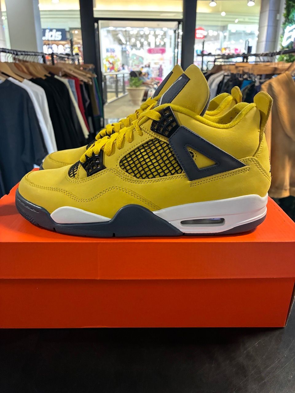 Jordan 4 Retro Lightning (2021) - Used/Rep Box