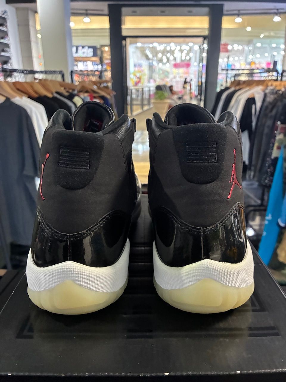 Jordan 11 Retro 72-10 - Like New